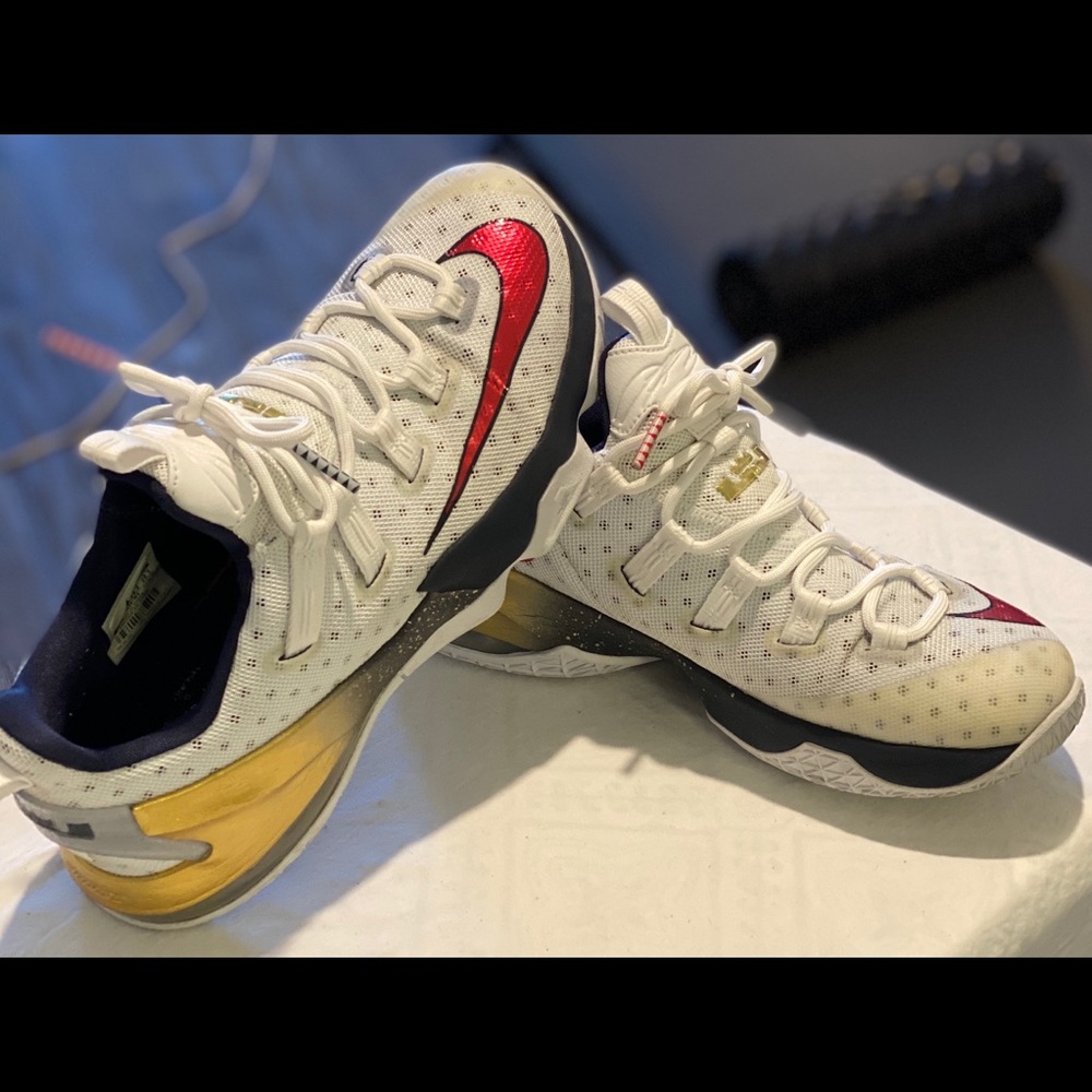 Lebron 13 low USA Gold Olympic.